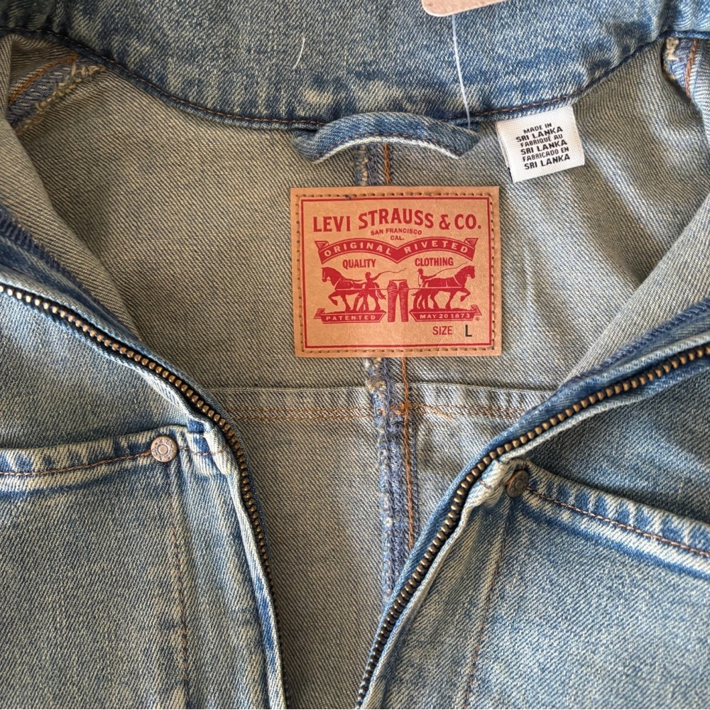 Women’s Levi’s Distressed Denim Jacket Cropped Full Zipper Size Large NWT - Picture 9 of 9
